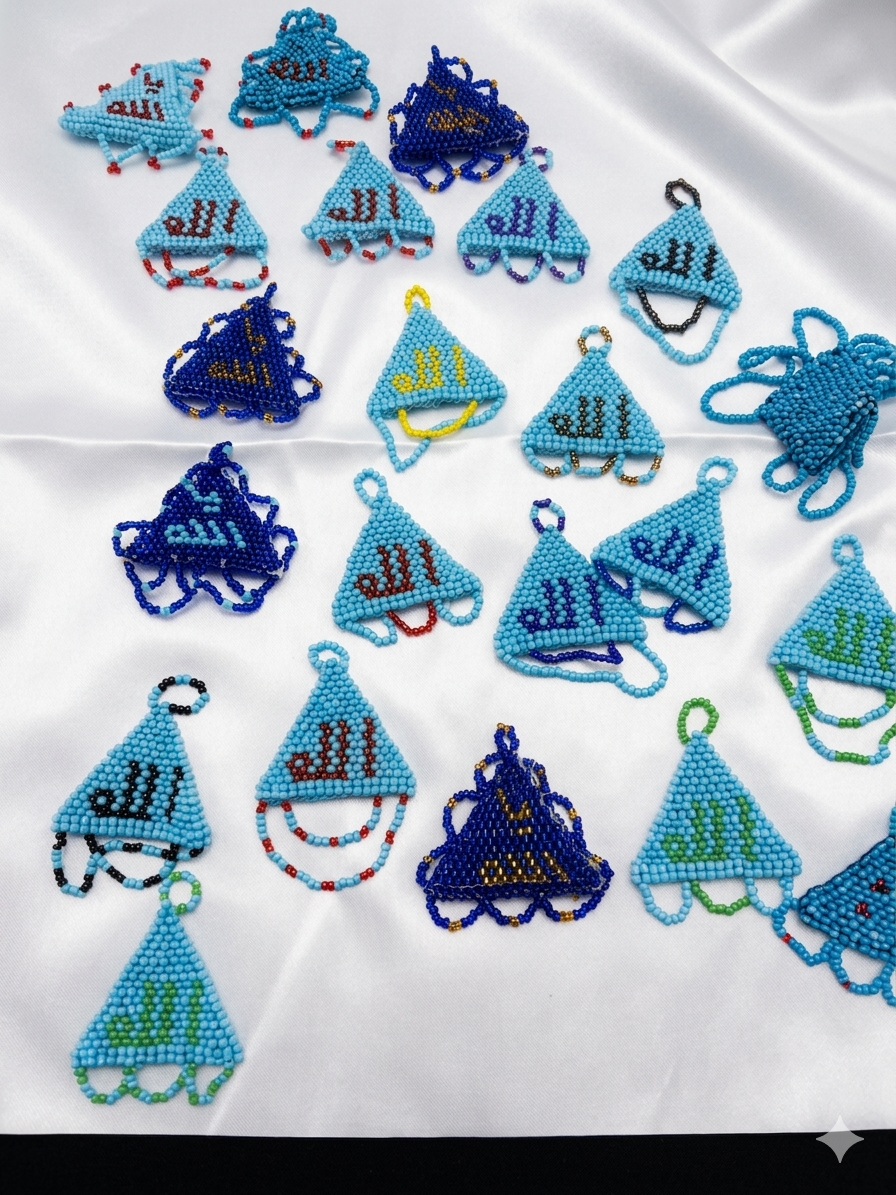 Handgefertigtes Hellblaues Perlenamulett mit Kalligraphie