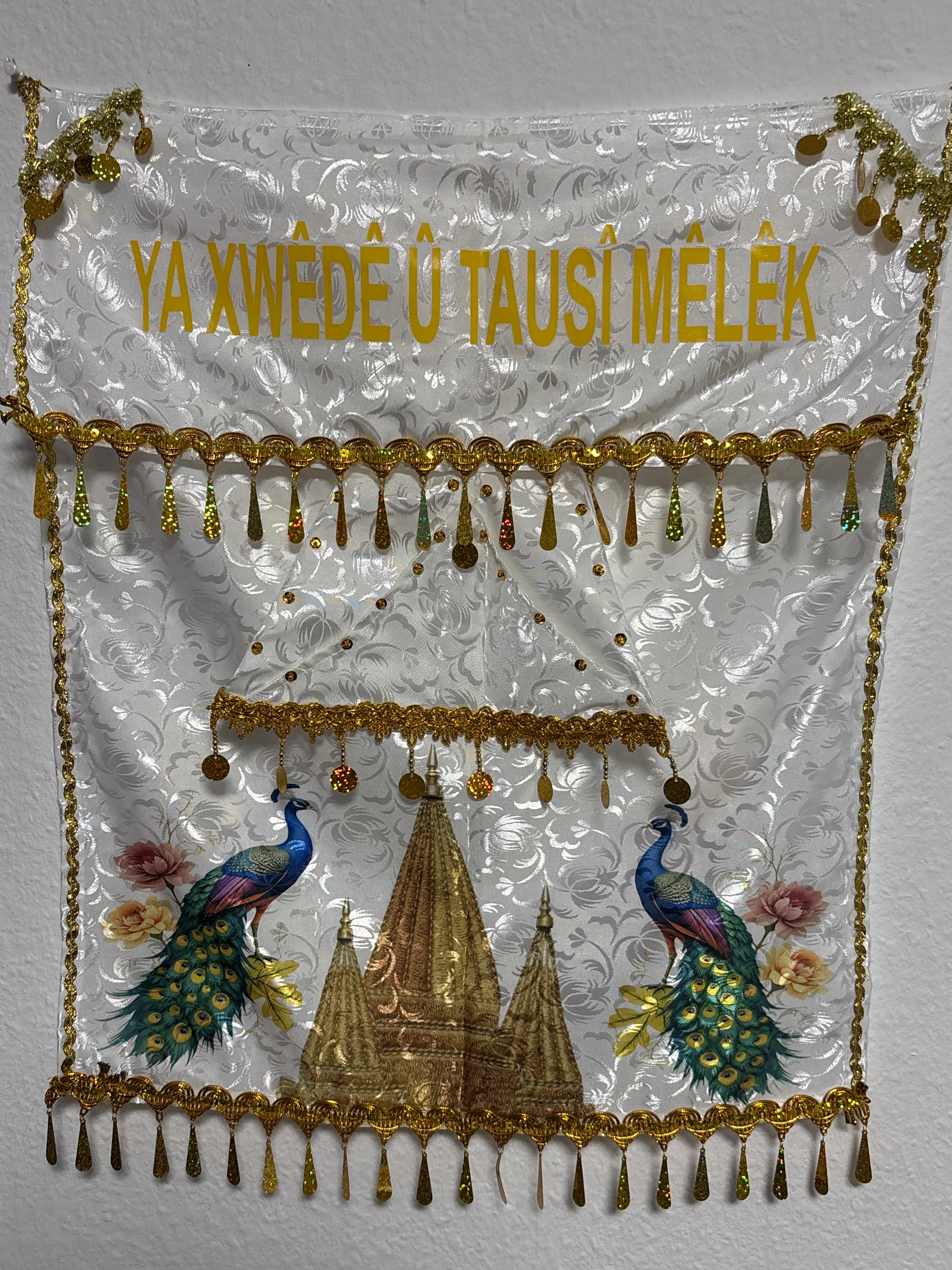 Design A mit Schrift /YA XWEDE Û TAUSÎ MÊLÊK".