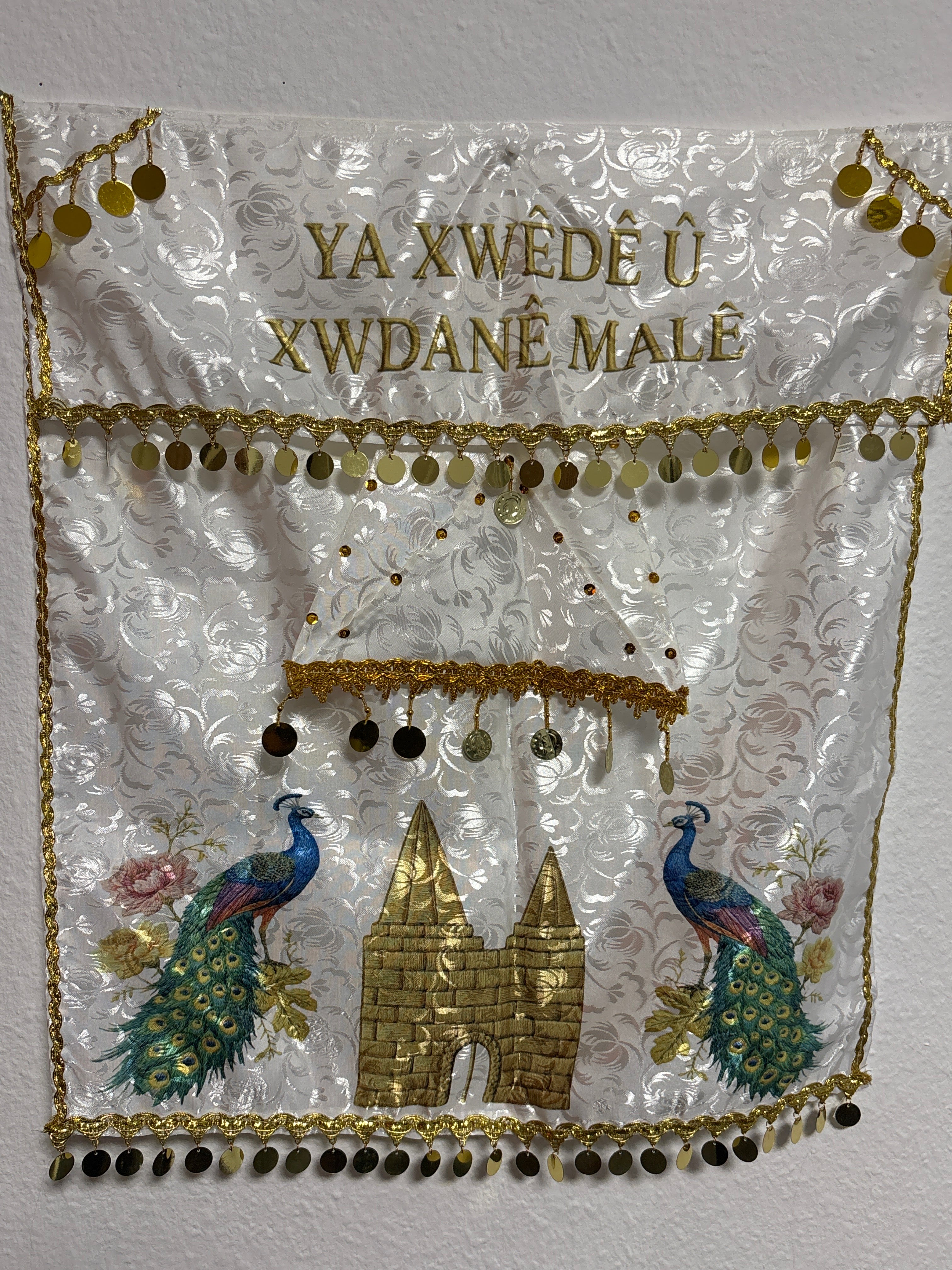 Design B mit Schrift /YA XWEDE Û XWDANE MALE".
