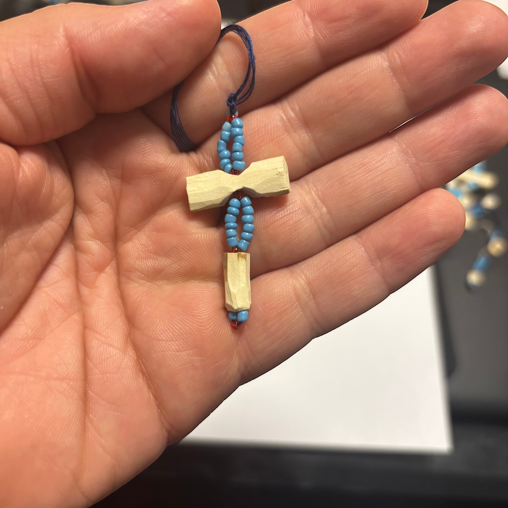 Nazar -Handgeschnitztes Schutz-Kreuz aus Naturholz mit Perlen
