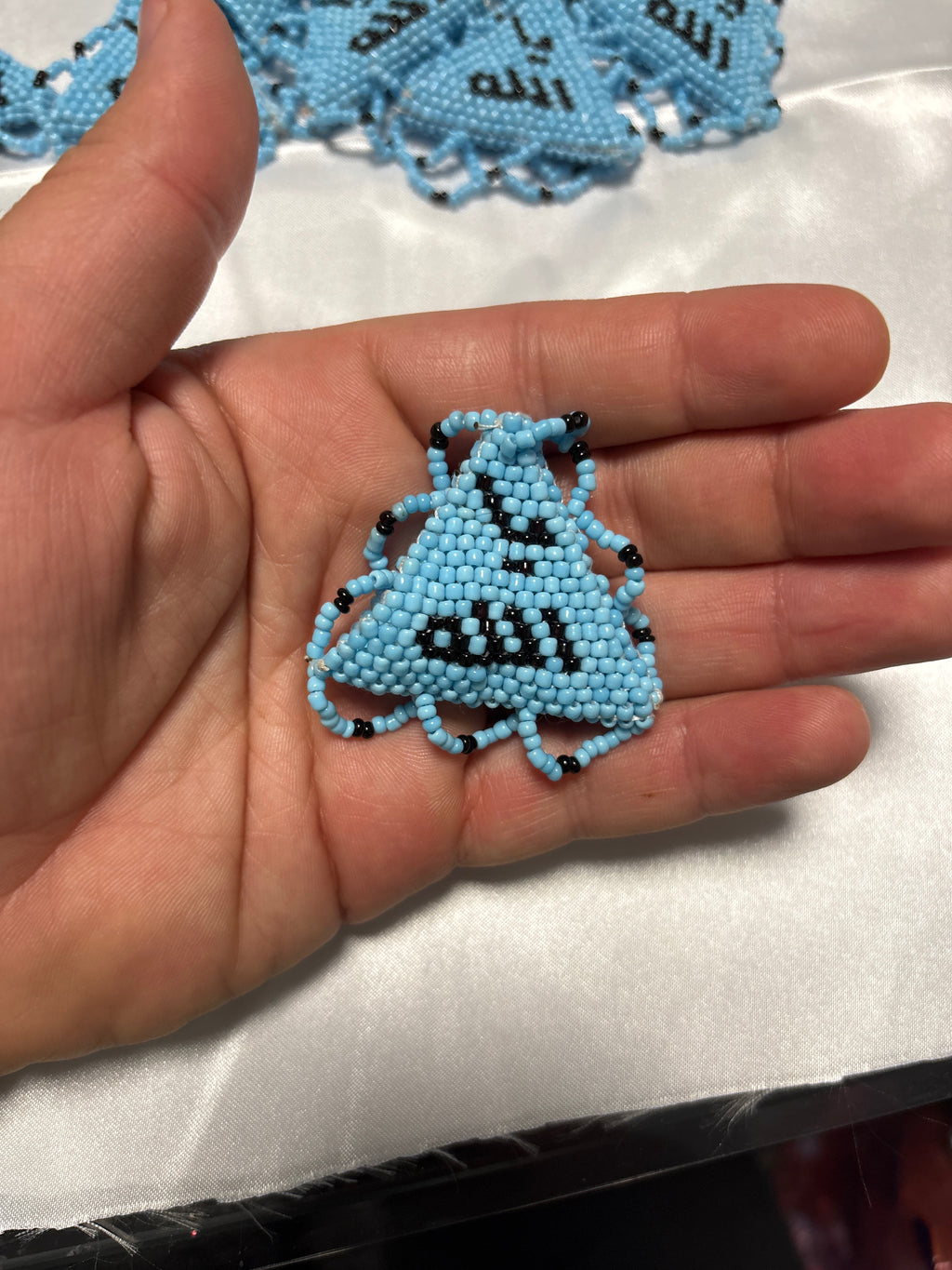 Handgefertigtes Hellblaues Perlenamulett mit Kalligraphie: Ya Allah