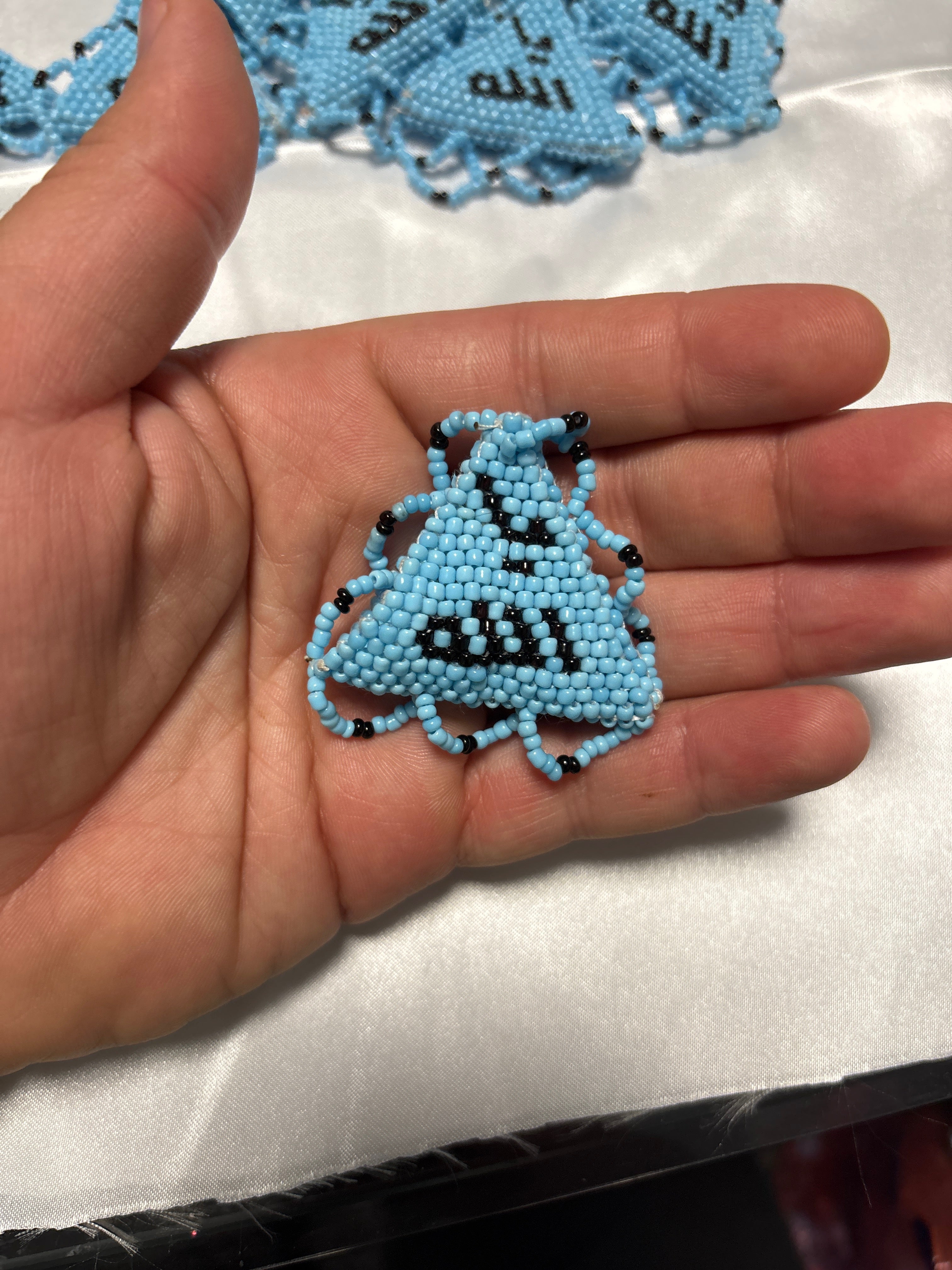 Handgefertigtes Hellblaues Perlenamulett mit Kalligraphie: Ya Allah