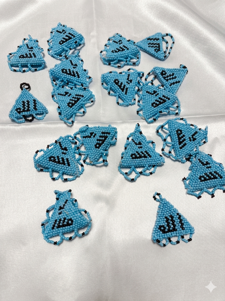 Handgefertigtes Hellblaues Perlenamulett mit Kalligraphie: Ya Allah