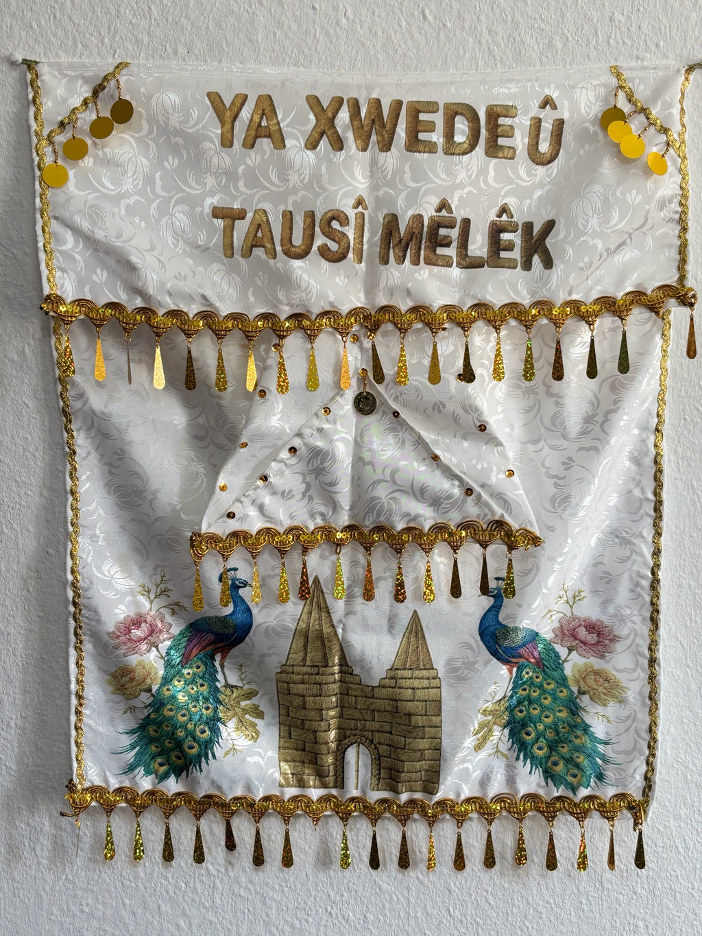 Milan Geschenk e.K Wandbehang in Weiß mit goldenem Pfauenmotiv, Inschrift, Pailletten und glänzenden Anhängern
