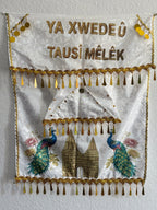 Milan Geschenk e.K Wandbehang in Weiß mit goldenem Pfauenmotiv, Inschrift, Pailletten und glänzenden Anhängern