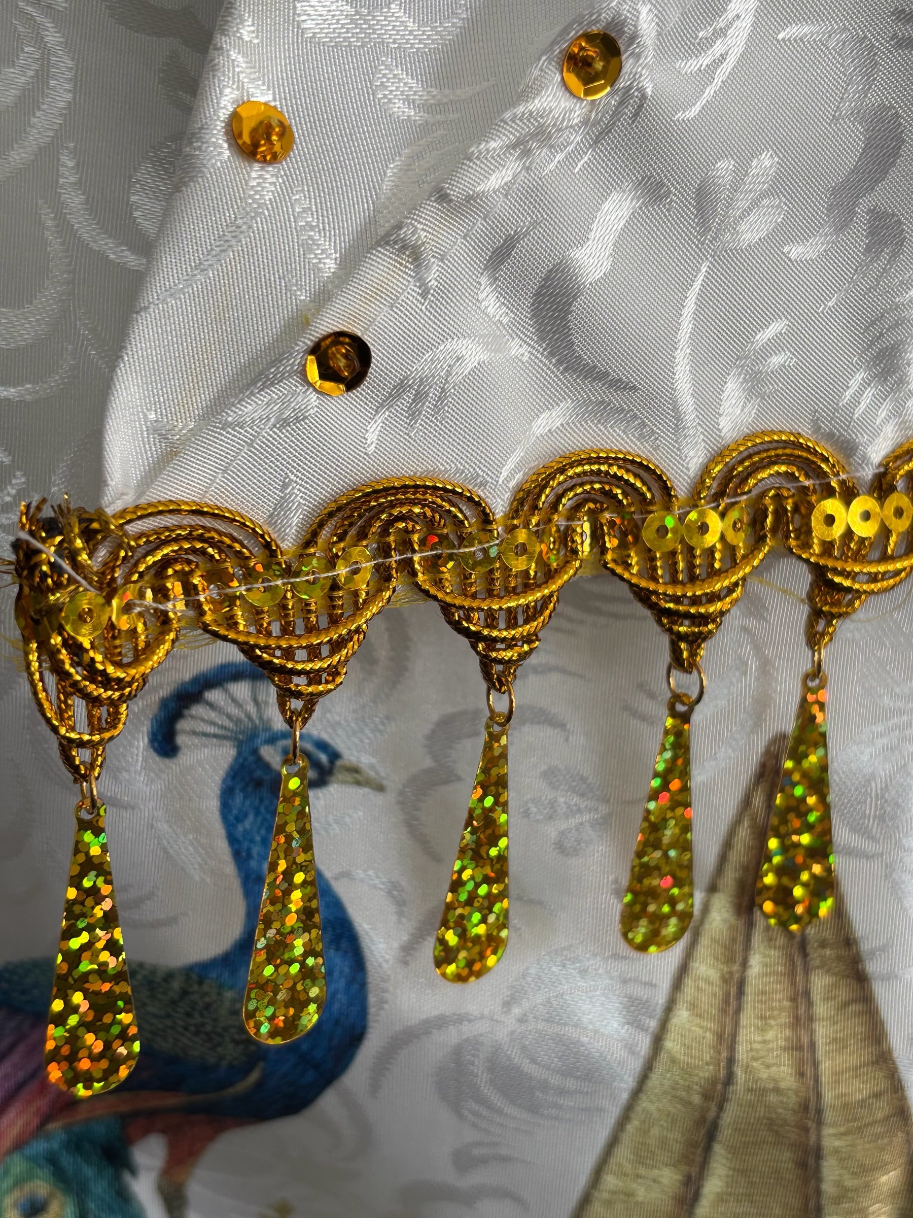 Milan Geschenk e.K. dekorativer Wandbehang in Weiß mit goldenen Pailletten, Pfauenmotiv und funkelnden Anhängern