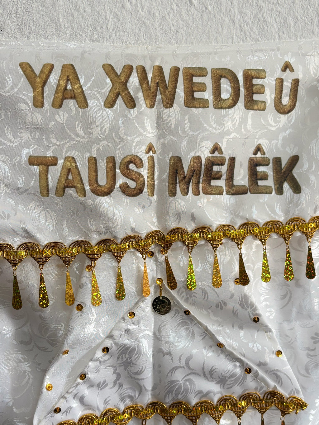Milan Geschenk e.K. weißer Wandbehang mit goldener Stickerei, Pailletten und Pfauenmotiv für spirituelle Dekoration