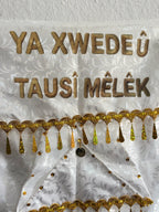 Milan Geschenk e.K. weißer Wandbehang mit goldener Stickerei, Pailletten und Pfauenmotiv für spirituelle Dekoration
