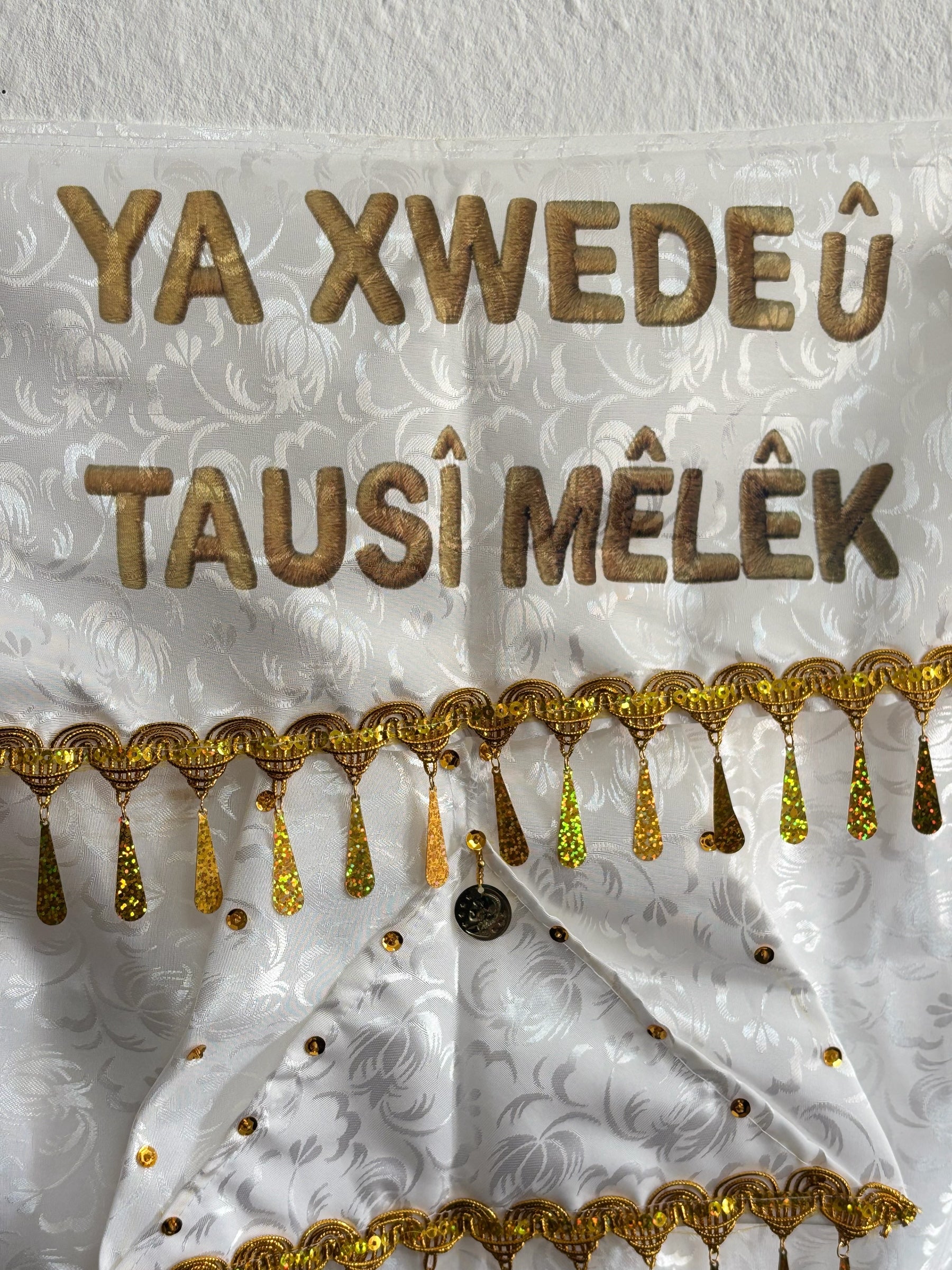 Milan Geschenk e.K. weißer Wandbehang mit goldener Stickerei, Pailletten und Pfauenmotiv für spirituelle Dekoration